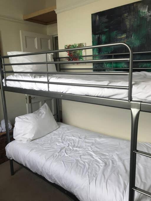 Stunning Arty Apartment In The Heart Of Clifton บริสตอล ภายนอก รูปภาพ